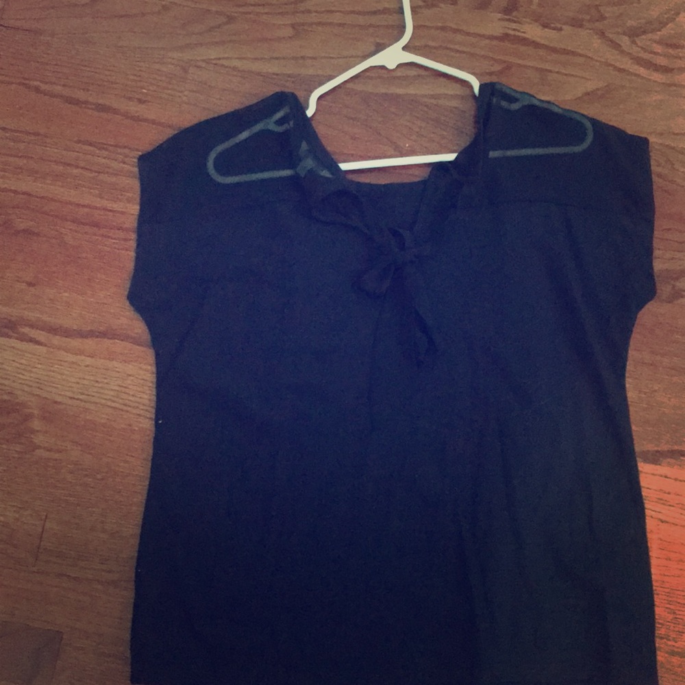 Black t-shirt w tie back